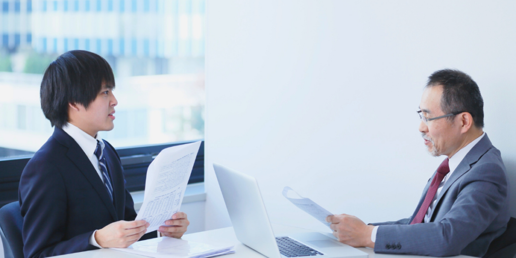 رجل يجاوب على أسئلة في المقابلات الشخصية