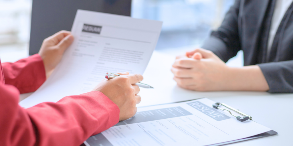 دير توظيف يستعرض السيرة الذاتية اثناء المقابلة الشخصية