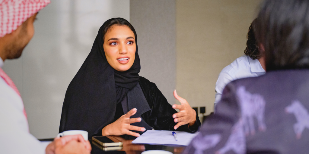 مقابلة عمل احترافية في شركة سعودية مع التركيز على لغة الجسد والتواصل الفعّال بين المتقدم ولجنة التوظيف