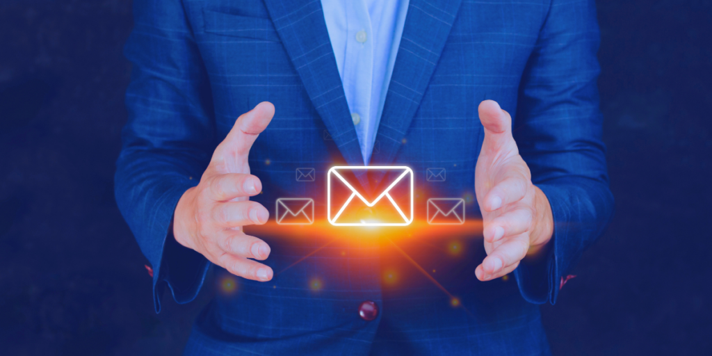 رجل أعمال يعرض أيقونة البريد الإلكتروني في الهواء تعبيرًا عن إرسال ايميل تقديم على وظيفة بشكل احترافي