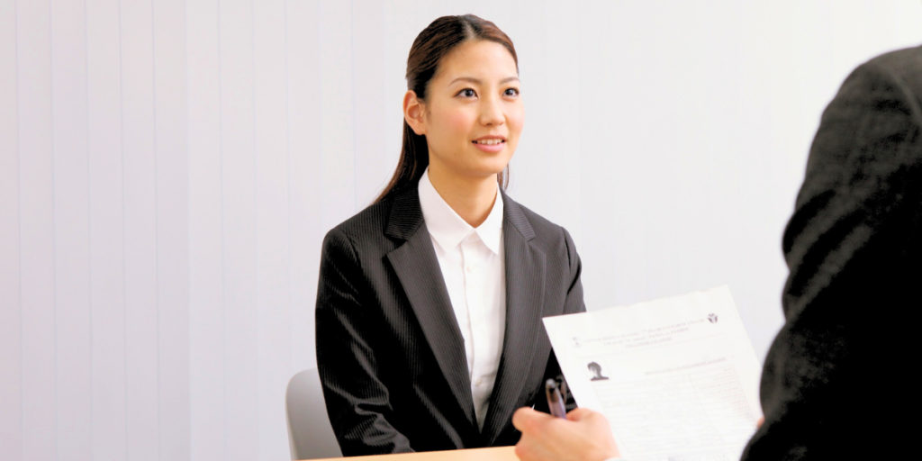 شابة تجيب بوضوح وثقة على سؤال حدثني عن نفسك خلال مقابلة شخصية احترافية، مع الحفاظ على التواصل البصري.