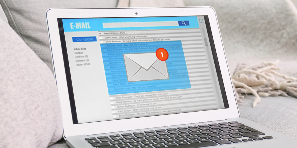 جهاز لابتوب يعرض صندوق البريد الإلكتروني مع رسالة جديدة تمثل وصول ايميل تقديم على وظيفة