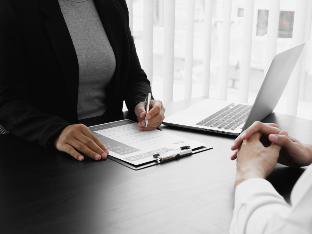 رجل يجري مقابلة وظيفية بعد تقديم وظيفة على أبشر