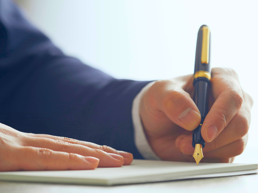 توقيع عقد العمل محدد المدة